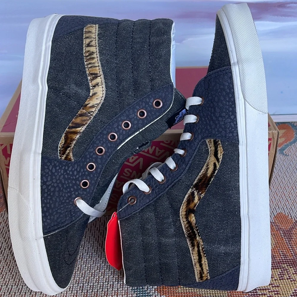 Vans Men’s Sk8-Hi
Subtle Safari Asphalt
VN0A5JMJ107
Sneakers - Picture 12 of 16